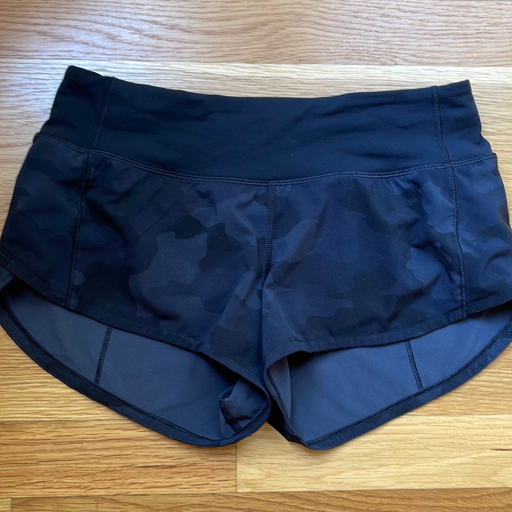 EUC Lululemon Speed Up short 2 camo